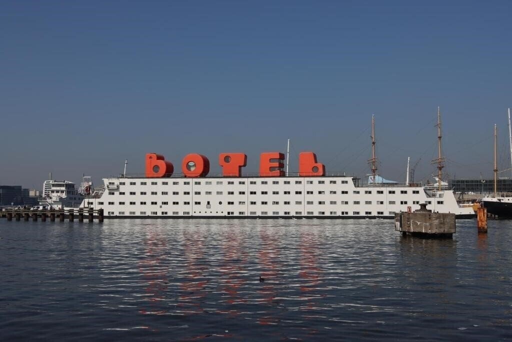 Отель Amstel Botel 3*