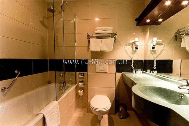 Отель Best Western Plus Hotel Blue Square 4*