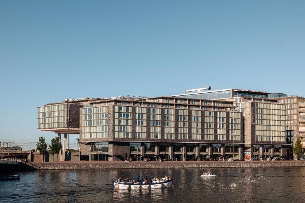 Отель DoubleTree by Hilton Amsterdam Centraal Station 4*