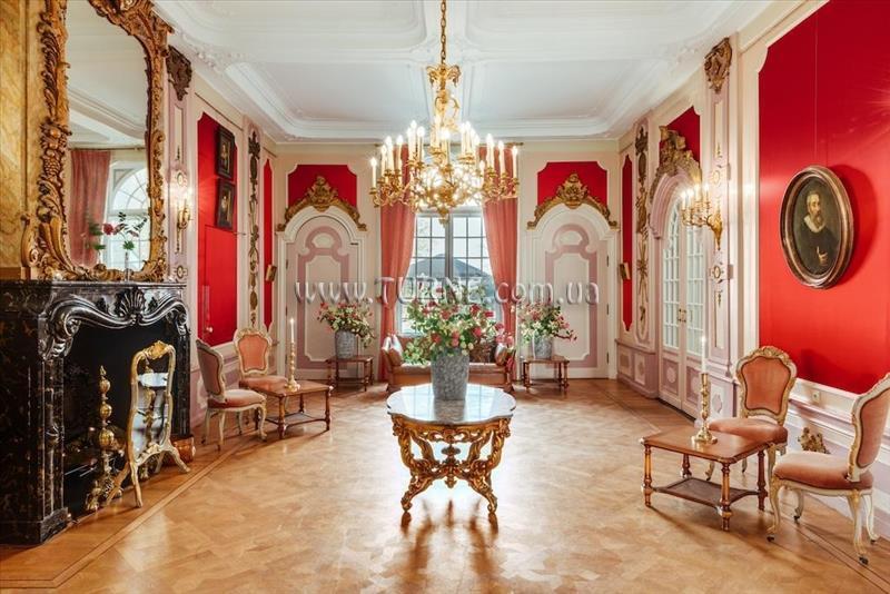 Отель NH Marquette 4*