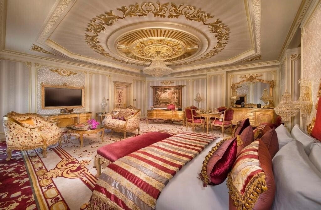 Фото Royal Rose Abu Dhabi, a Curio Collection by Hilton Affiliated Hotel 5*