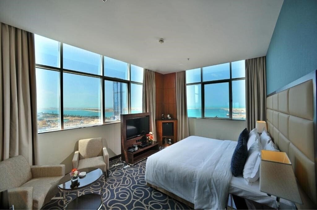 Отель Ramada Abu Dhabi Corniche 4*