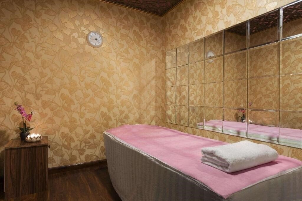Фото Howard Johnson by Wyndham Abu Dhabi (ex. Howard Johnson Hotel Abu Dhabi) 3*