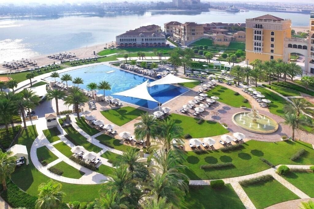 Отель The Ritz Carlton Abu Dhabi Grand Canal 5*