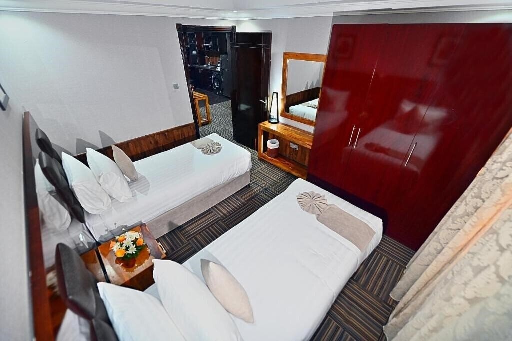 Отель Ewan Hotel Apartments 4*