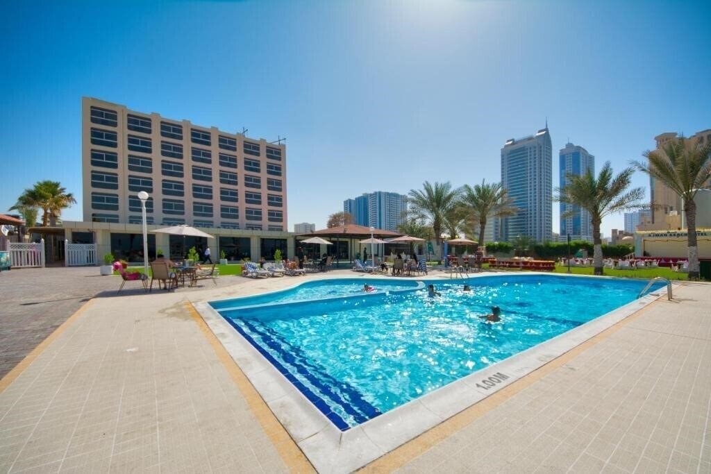 Ajman Beach Hotel 3* суреті