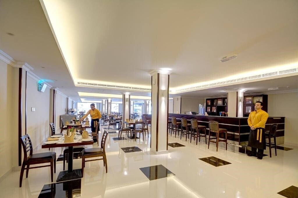 Ajman Beach Hotel 3* суреті