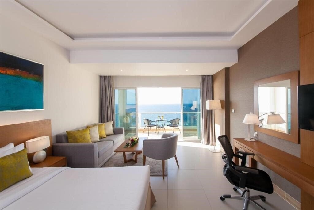 Фото Ramada by Wyndham Beach Hotel Ajman 4*