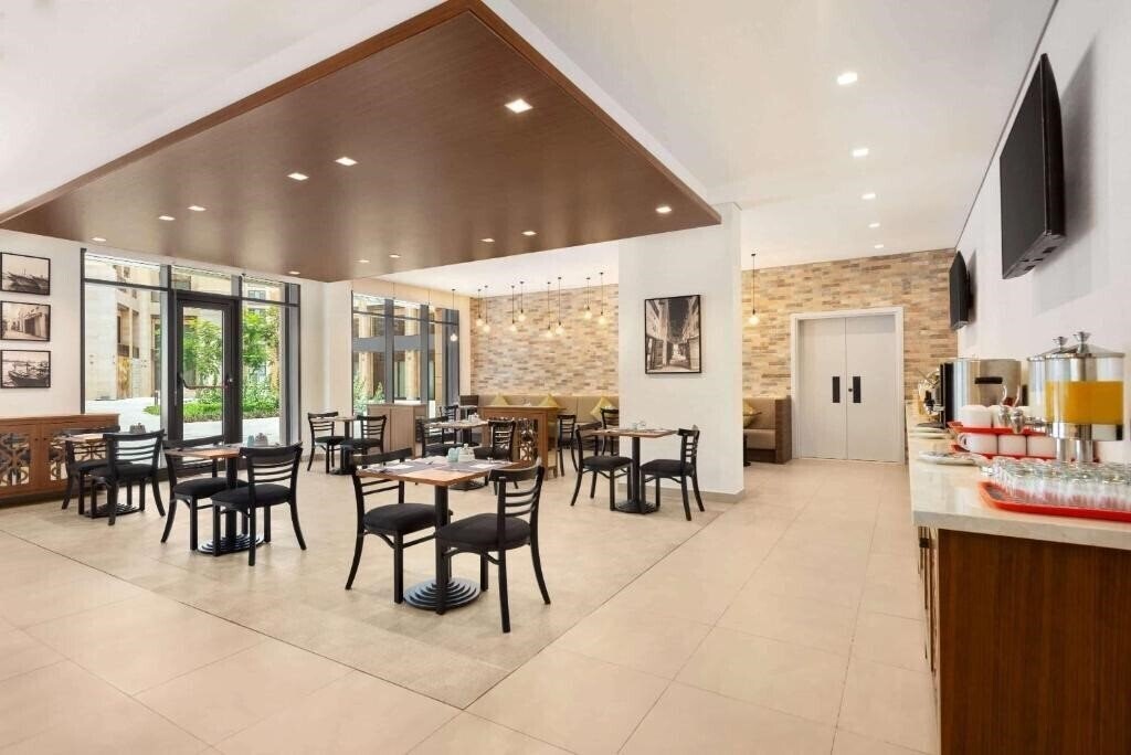 Фотография Super 8 By Wyndham Dubai Deira 4*