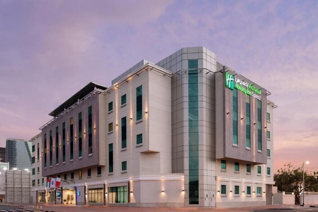 Отель Holiday Inn Express Dubai Safa Park 3*