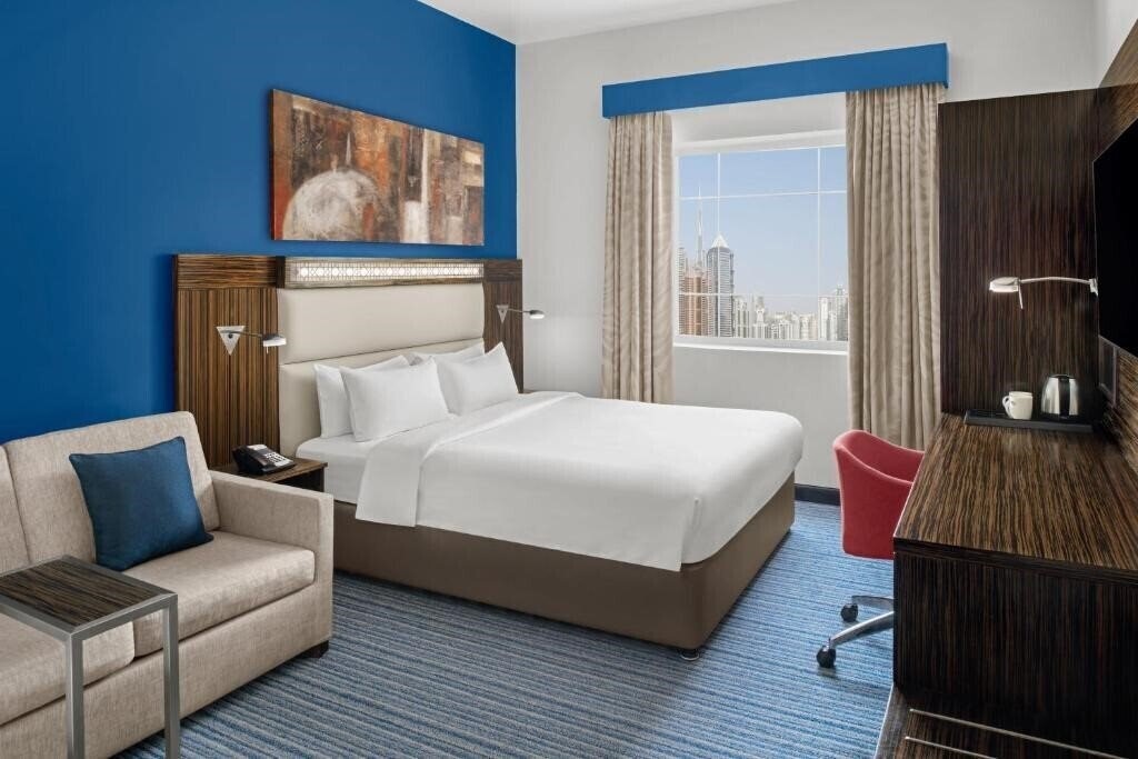 Фото Holiday Inn Express Dubai Safa Park 3*