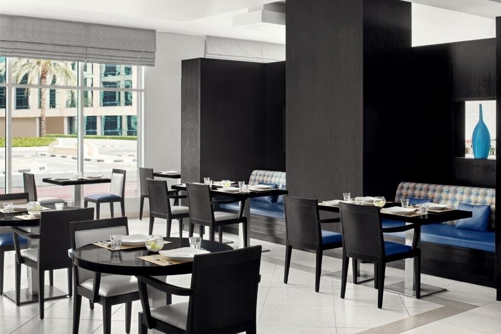 Изображение Holiday Inn Express Dubai Safa Park 3*