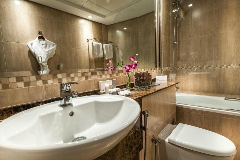 Отель First Central Hotel Suites 4*