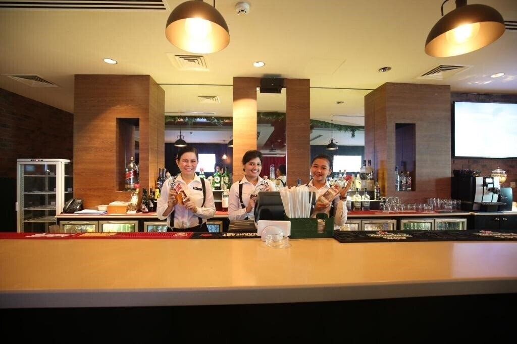 Изображение Holiday Inn Express Dubai Airport 2*