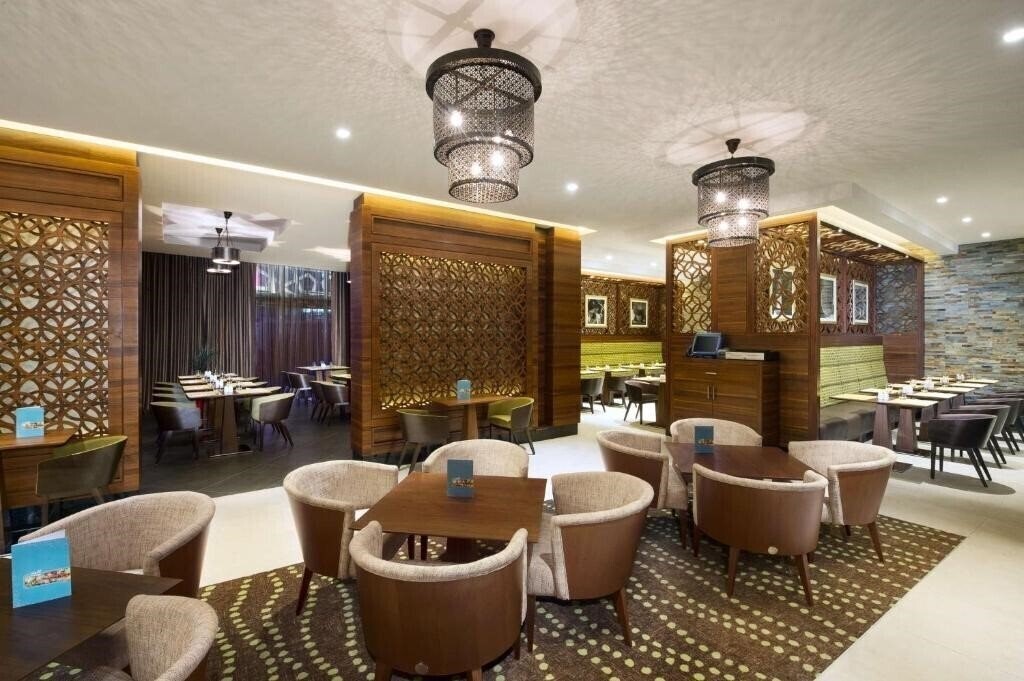 Фото Hilton Garden Inn Dubai Al Muraqabat 4*