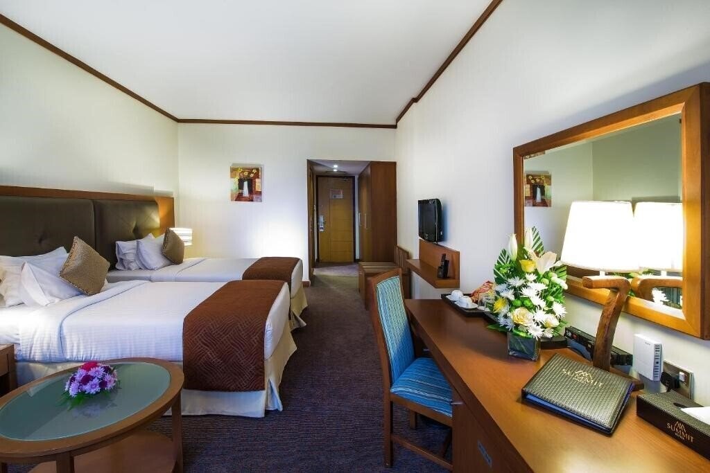 Фото Landmark Summit Hotel 4*