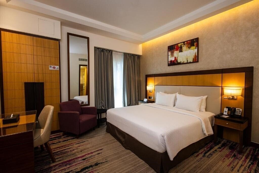 Отель Golden Tulip Media Hotel 4*