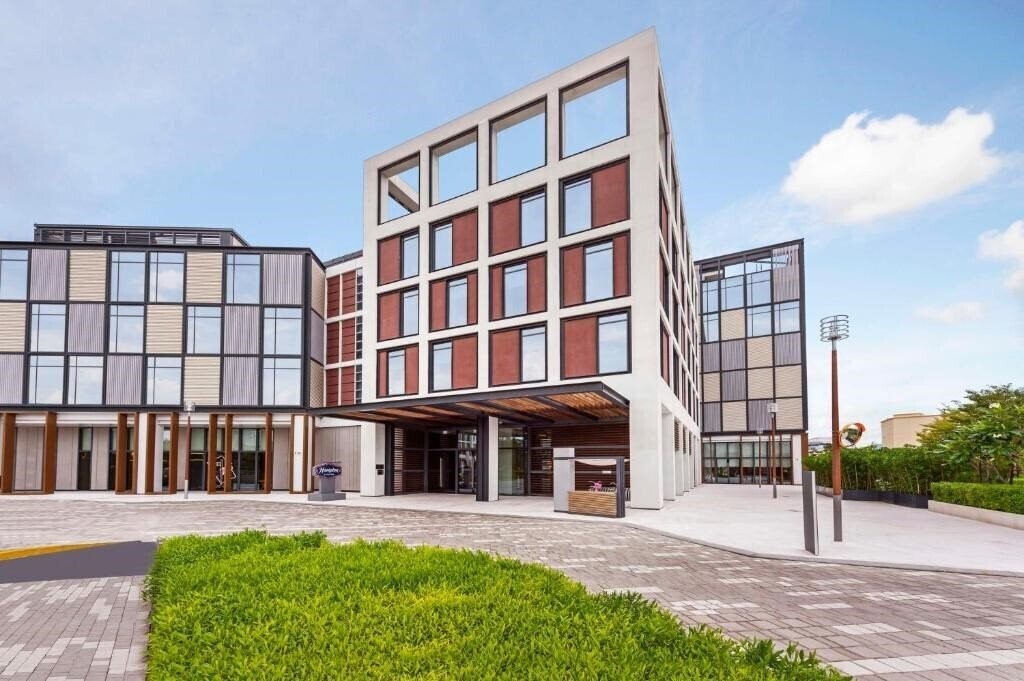 Отель Hampton By Hilton Dubai Al Seef 3*