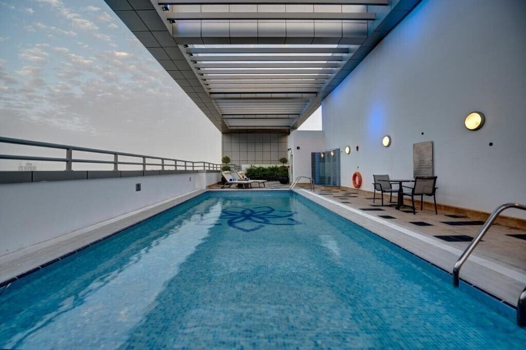 Фото Royal Continental Suites 5*