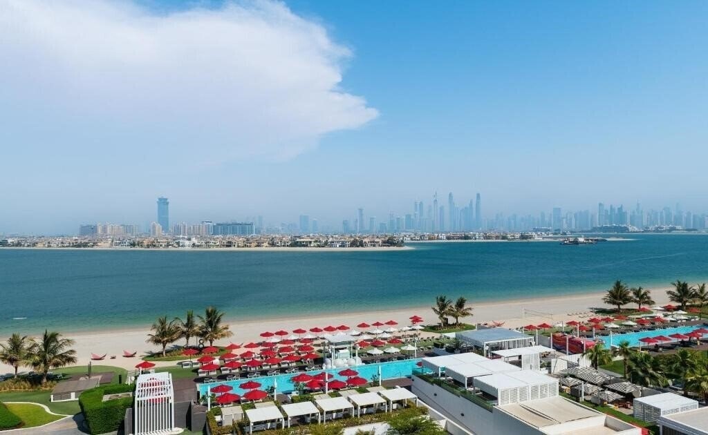 Th8 Palm Dubai Beach Resort, Vignette Collection 5* қонақ үйі