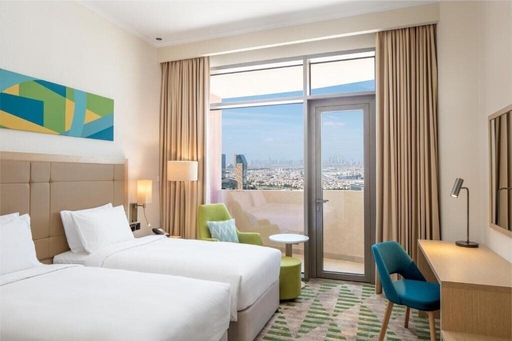 Holiday Inn & Suites Dubai Science Park 4* суреті