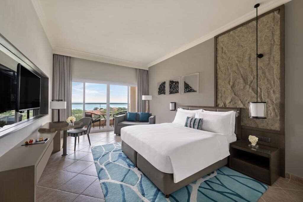 Отель Fujairah Rotana Resort 5*