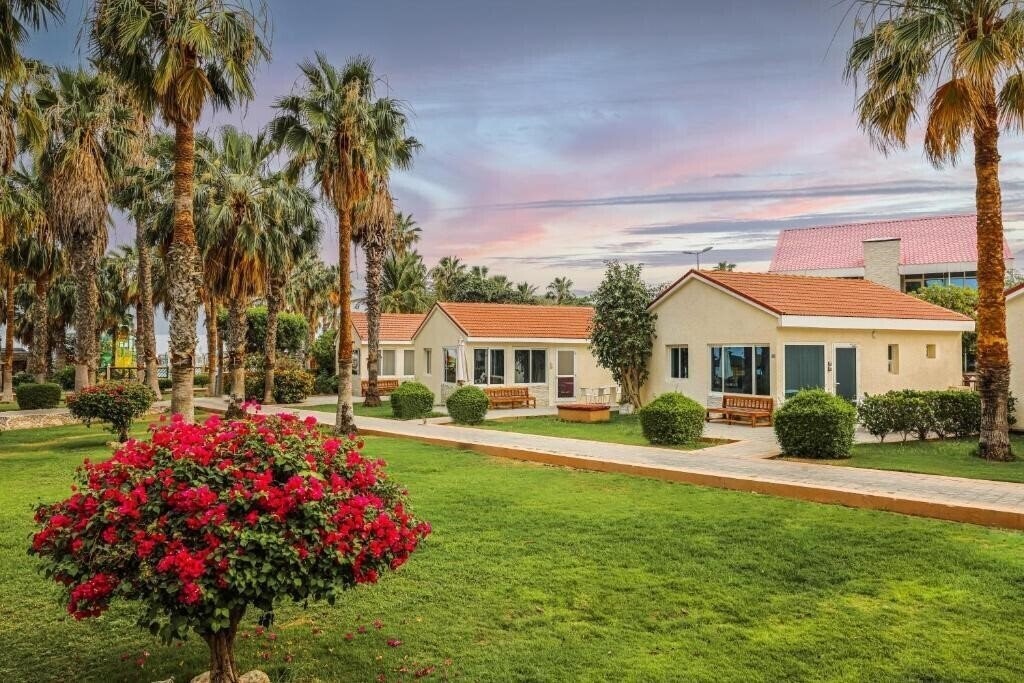 Sandy Beach Hotel And Resort 3* суреті