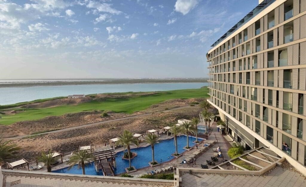Изображение Yas Plaza Mangroves by IHG 4*