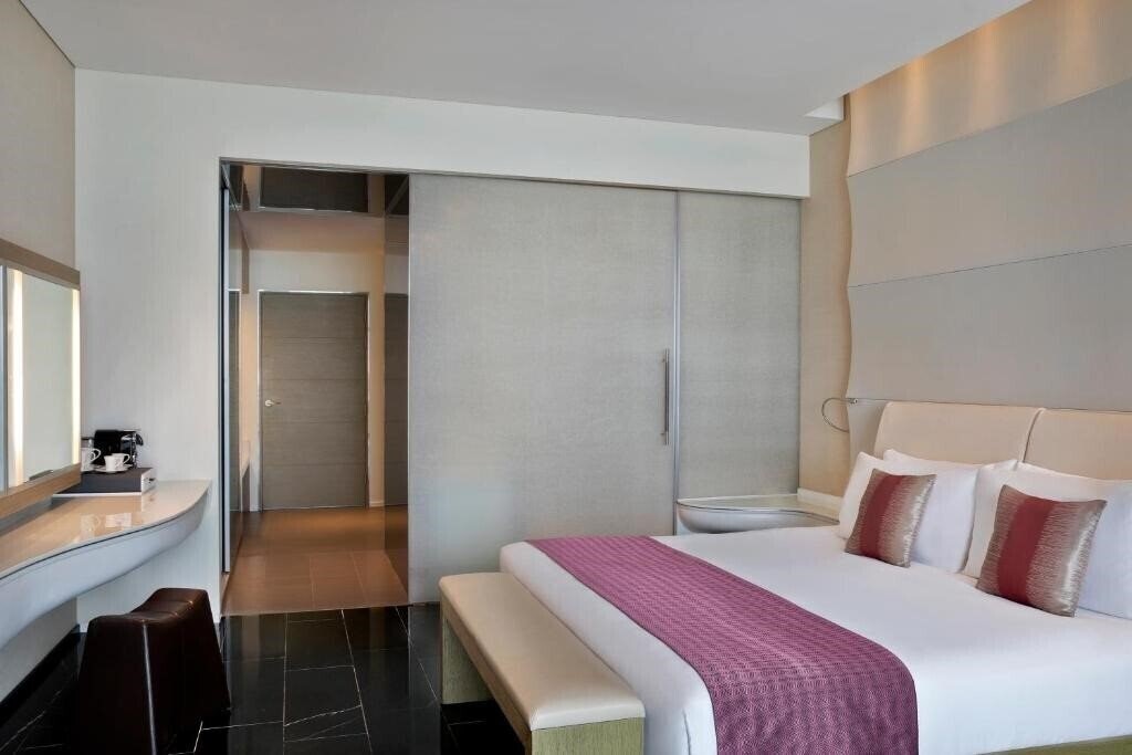 Фотография W Abu Dhabi - Yas Island (ex. Yas Hotel Abu Dhabi,  Yas Viceroy) 5*