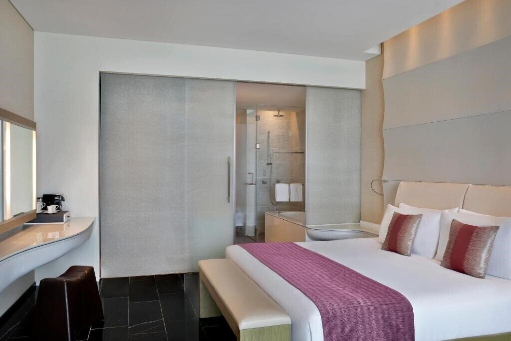 Картинка W Abu Dhabi - Yas Island (ex. Yas Hotel Abu Dhabi,  Yas Viceroy) 5*