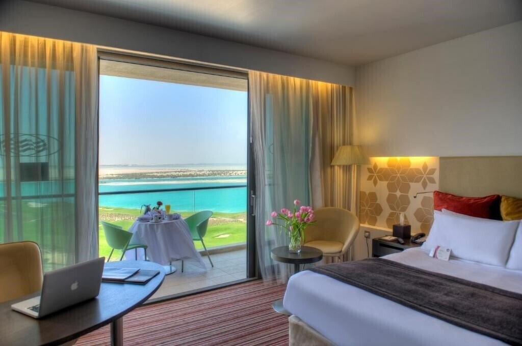 Crowne Plaza Abu Dhabi Yas Island 4* суреті