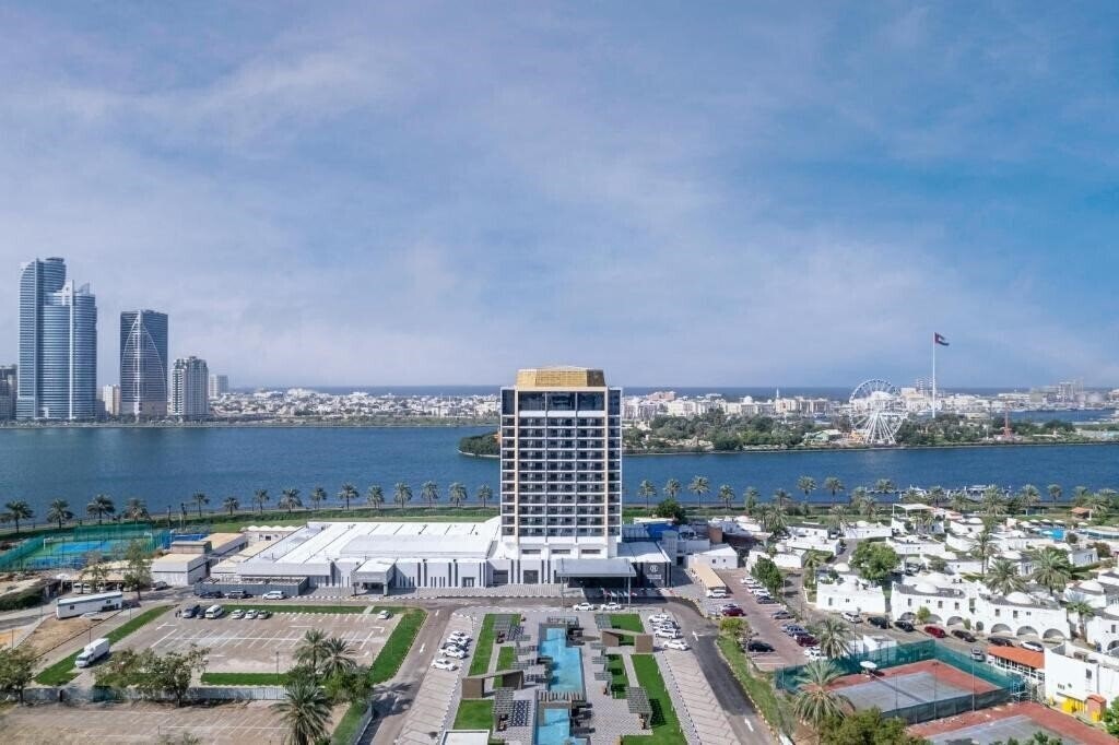 Отель Holiday International 4*