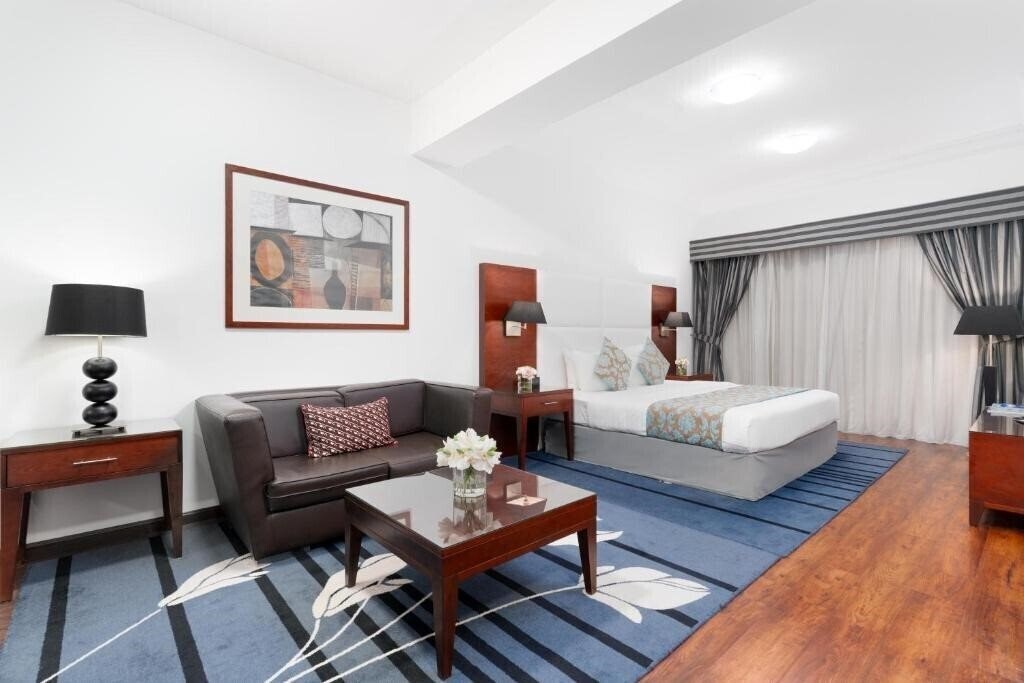 Изображение Golden Sands Hotel & Residences (ex. Golden Sands Hotel Sharjah, Ramada Hotel & Suites Sharjah) 4*