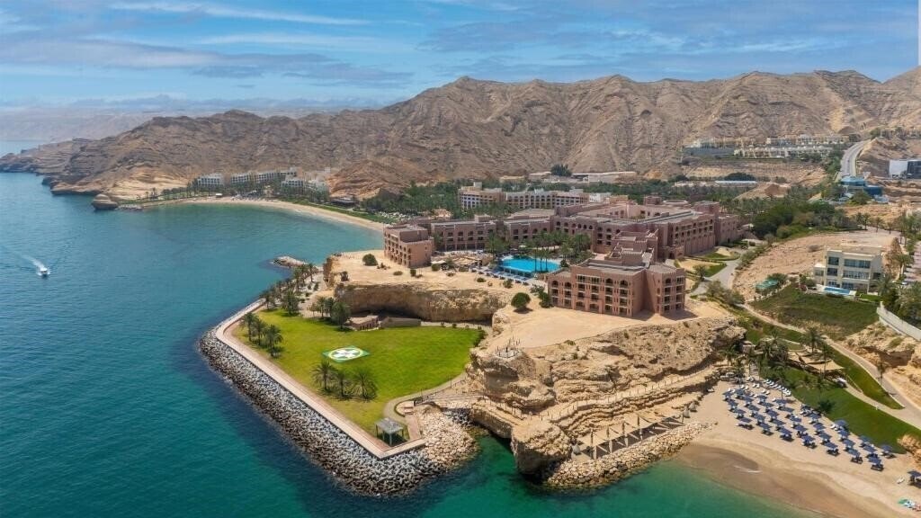 Отель Al Husn Hotel Muscat 5*