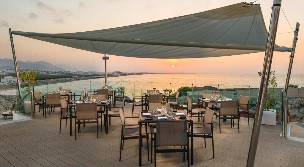 Crowne Plaza Hotel Muscat 4* суреті