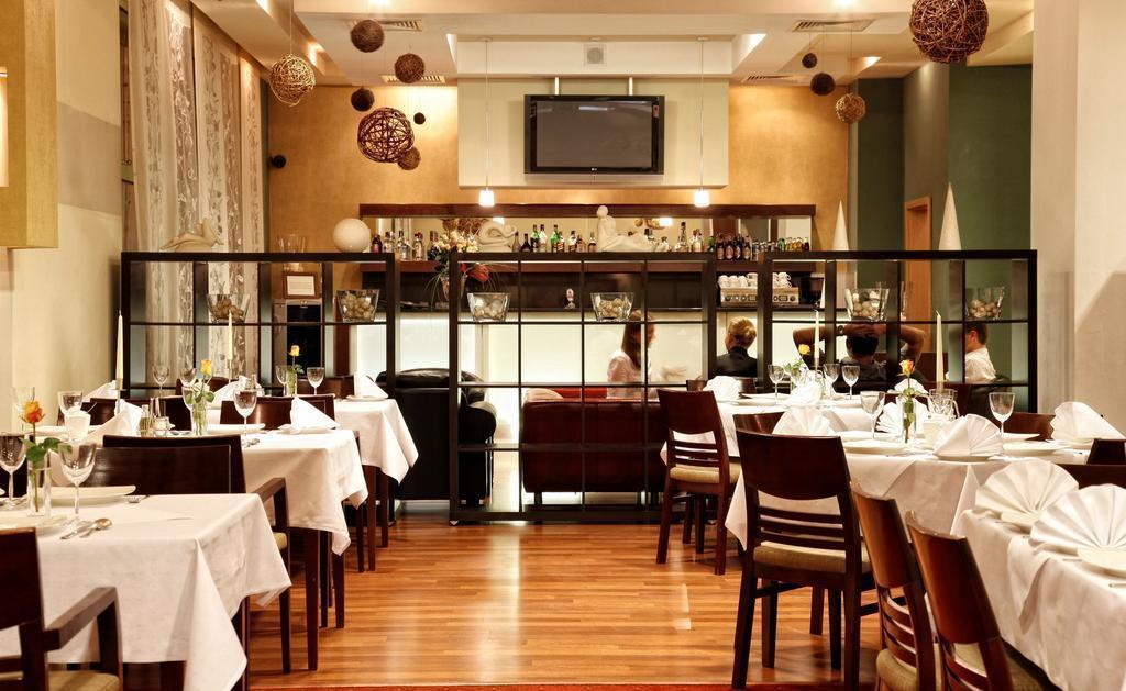 Apis 3* фотосуреті