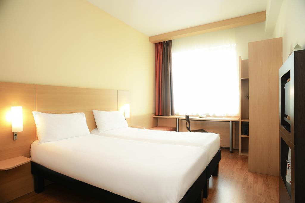 Отель Ibis Warszawa Ostrobramska 3*