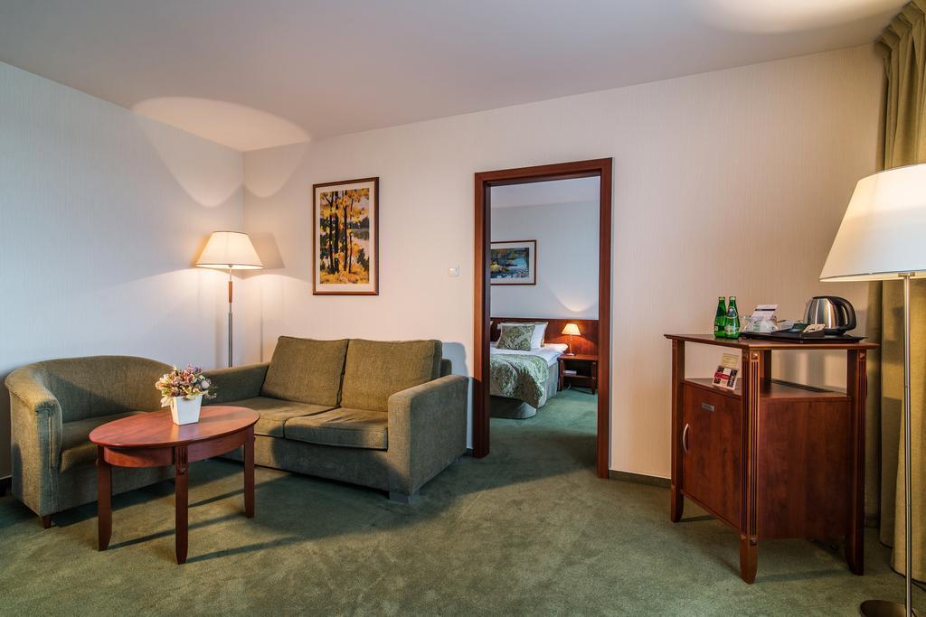 Airport Hotel Okecie 4* фотосуреті