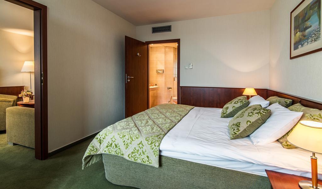 Airport Hotel Okecie 4* суреті