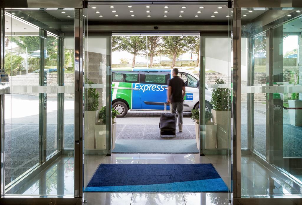 Отель Holiday Inn Express Lisbon Airport 4*