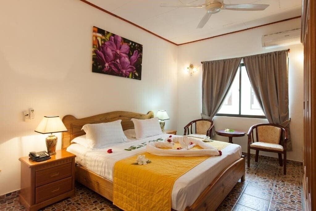 Фото Orchid Self Catering Apartment 3*
