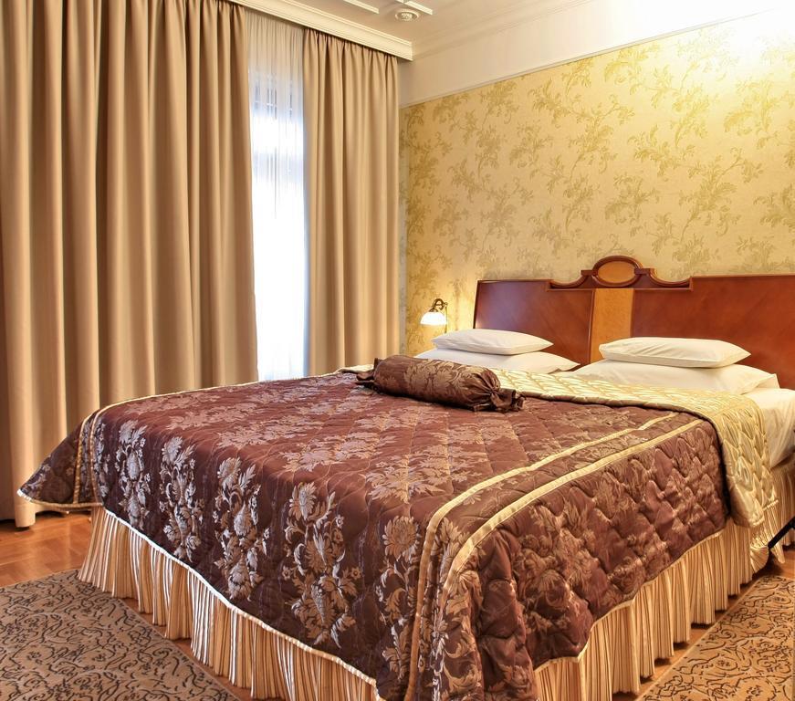 Hotel moscow 3. Hotel Moskva Belgrade. Двуспальный номер в отеле. Парк отель Сербия. Moskva 4* Белград.