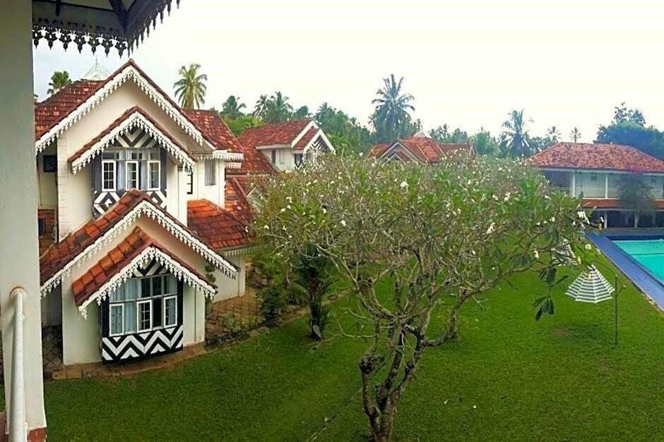 Отель Warahena Beach Hotel 3*