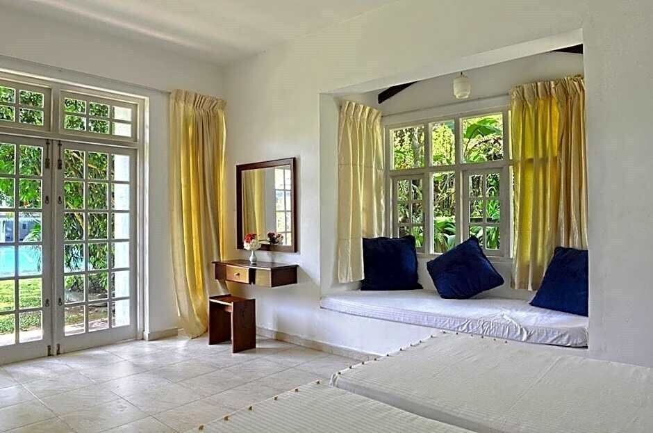 Картинка Warahena Beach Hotel 3*