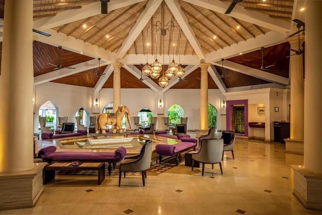 Отель Tangerine Beach Hotel 4*