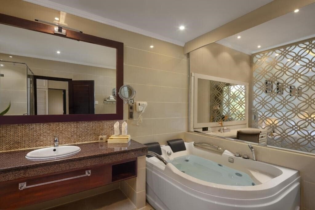 Фотография The Golden Crown Hotel 5*