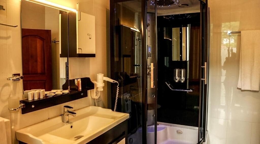 Фото Oak Ray Serene Garden Hotel 3*