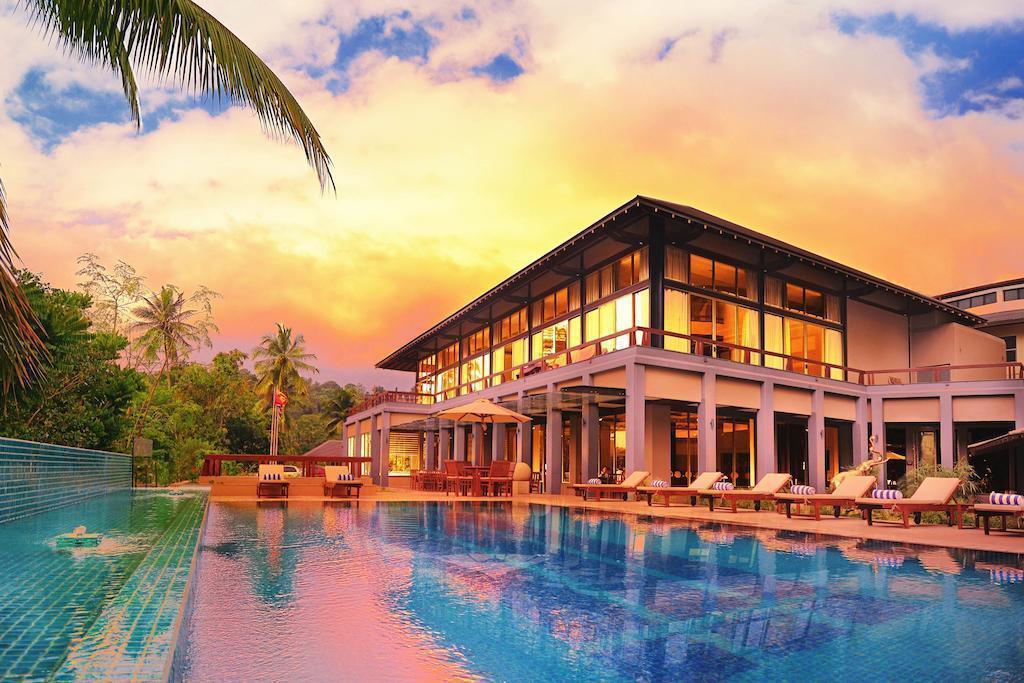 Отель Earls Regency 4*