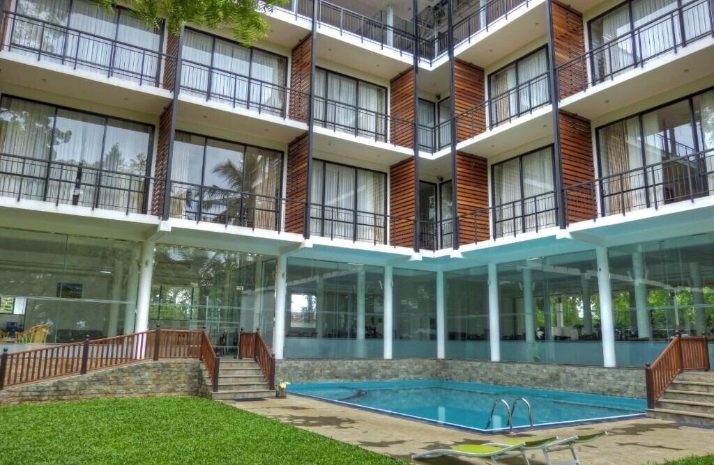 Фото The Rain Tree Hotel 3*