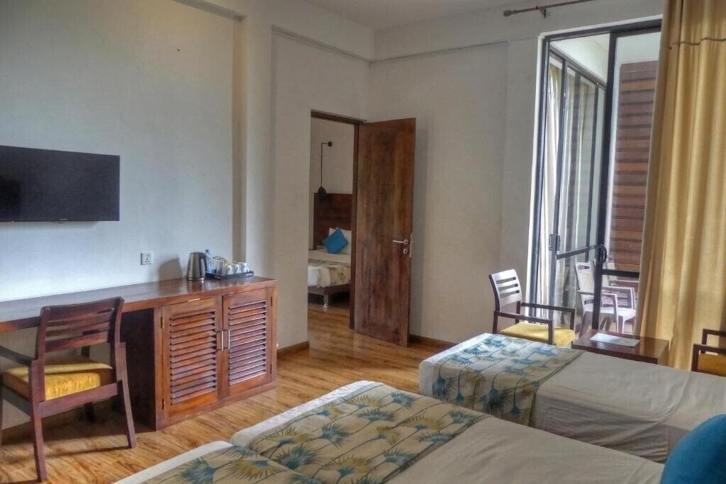 The Rain Tree Hotel 3* суреті